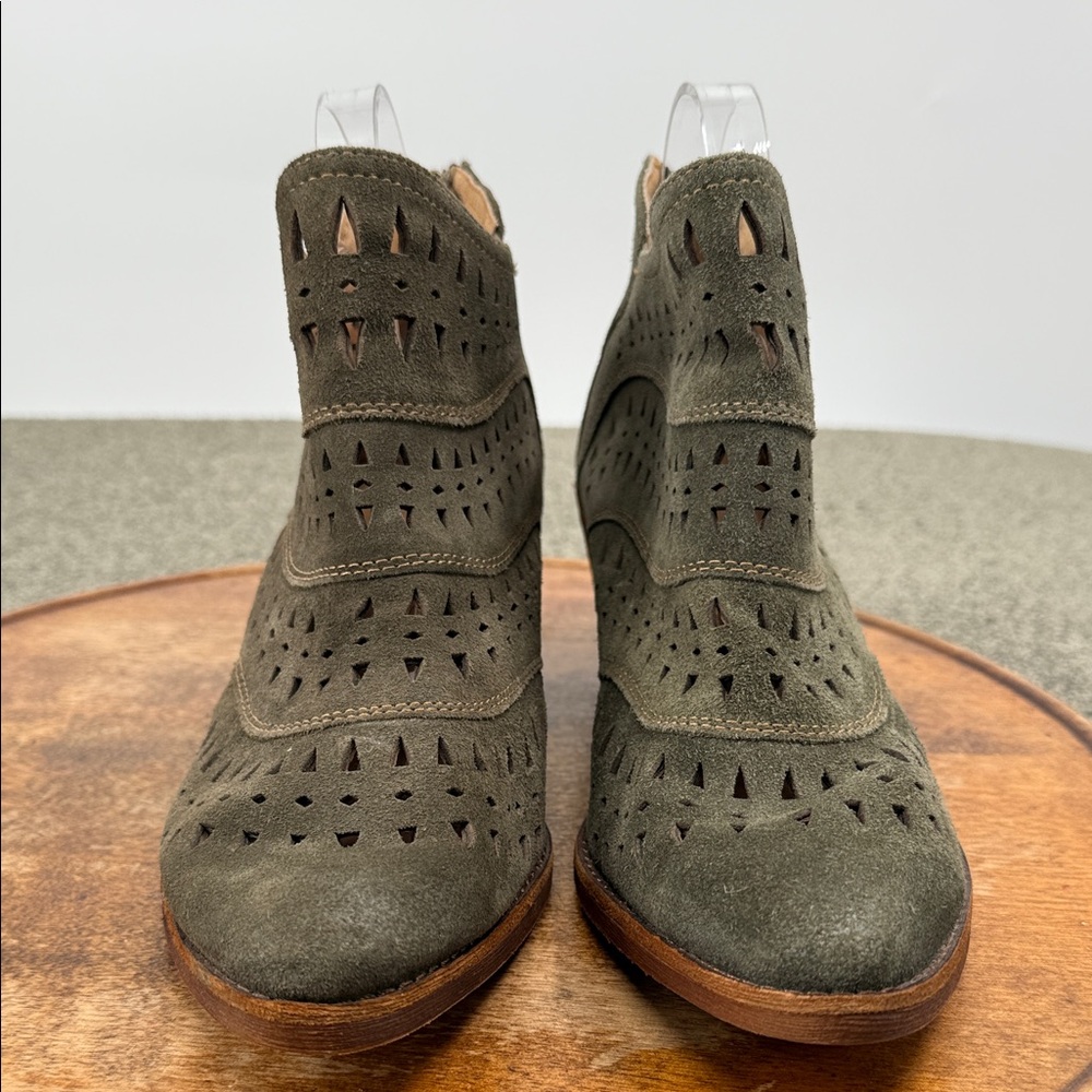 Sofft Boots Wm 10 M Olive Green Suede Laser Cut Ankle Boots Block Heel Back Zip - Picture 2 of 11